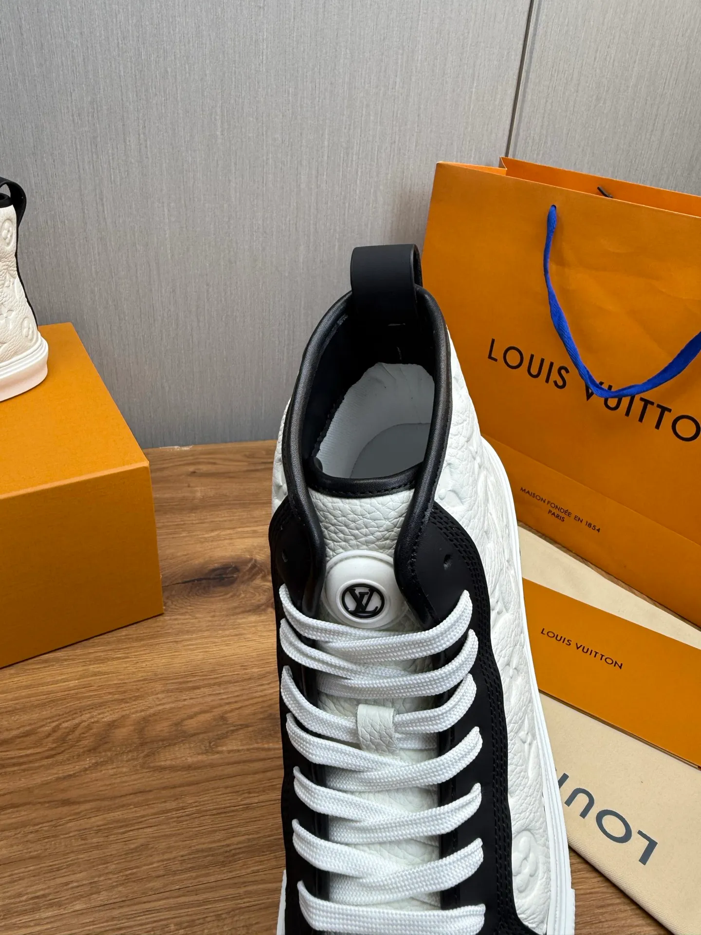 Men's shoes 💰840💰 LOUIS VUITTON [Luden Yiwei] The new trendy Lv is on the market 🎁, casual and fashionable men's shoes 👟 1:1 shipment ⬆️The upper is made of imported cowhide + cowhide mesh lining, the original wear-resistant rubber outsole, the version is simple and elegant, exclusive for trendy men. 38-45 (38.45 is non-refundable if made to order)
